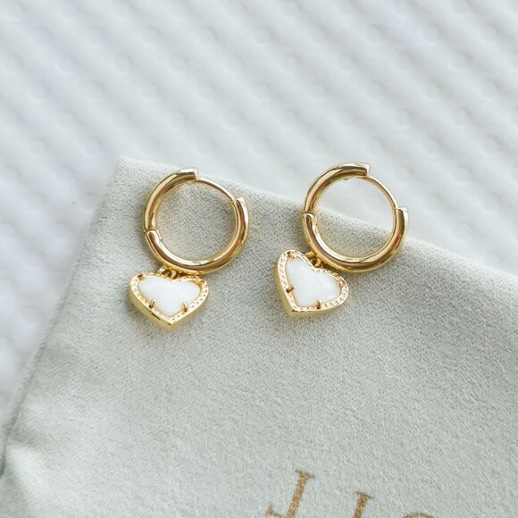 Kendra Scott Gold Ivory Pearl Ari Heart Earrings NEW - Picture 1 of 3
